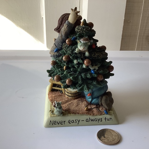 Zingle Berry, Decked Out,  Decorating the Christmas Tree - Picture 3 of 5